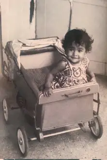 Susmita Mohanty exploring her surroundings in her<br />
baby-buggy. (Couresty of Susmita Mohanty.)