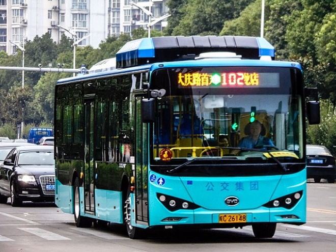 640px-Bengbu_Bus_No.102_with_BYD_Electric_Bus.jpg