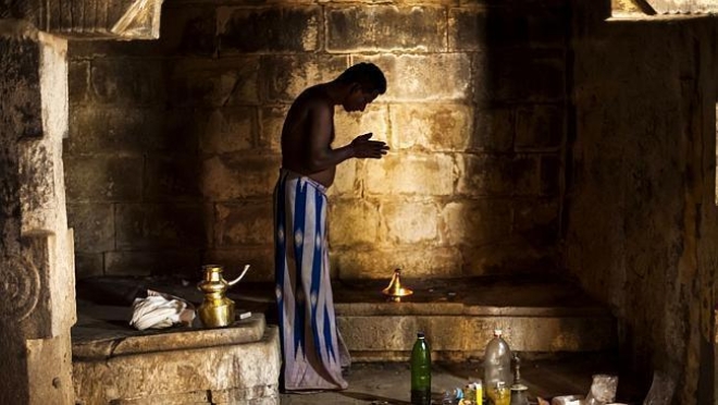 Prayers being offered in the empty <i>garba-griha</i> after the <i>murti</i> has been stolen